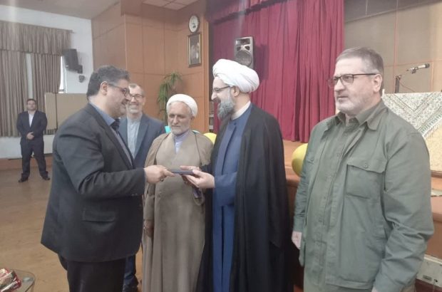 تقدیر از مدیرکل بنیاد مسکن انقلاب اسلامی استان گیلان تقدیر از مدیرکل بنیاد مسکن انقلاب اسلامی استان گیلان