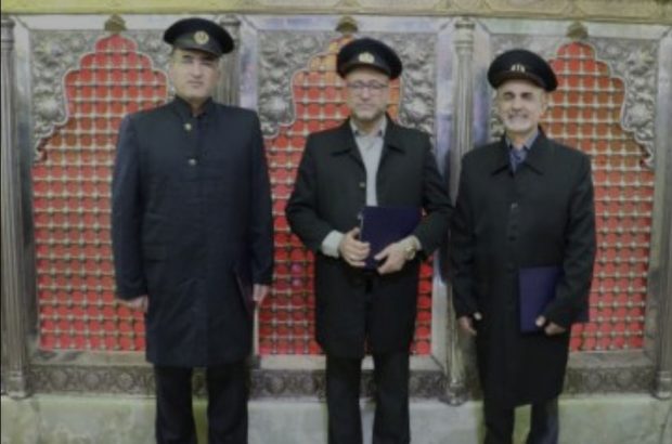 مسوولان بیمه سلامت خادمین افتخاری حرم مطهر آقا سید جلال الدین اشرف شدند