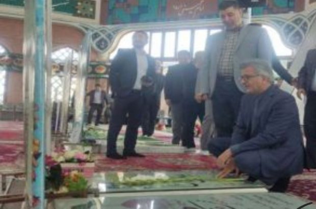 ادای احترام رئیس دانشگاه علوم پزشکی گیلان به مقام شامخ شهدا در رشت ادای احترام رئیس دانشگاه علوم پزشکی گیلان به مقام شامخ شهدا در رشت