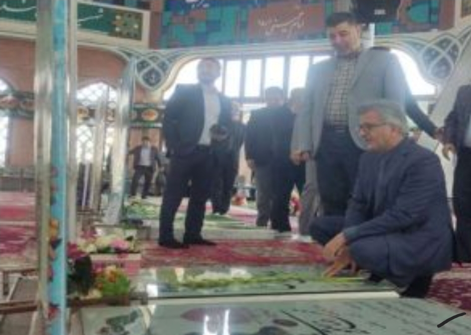 ادای احترام رئیس دانشگاه علوم پزشکی گیلان به مقام شامخ شهدا در رشت ادای احترام رئیس دانشگاه علوم پزشکی گیلان به مقام شامخ شهدا در رشت