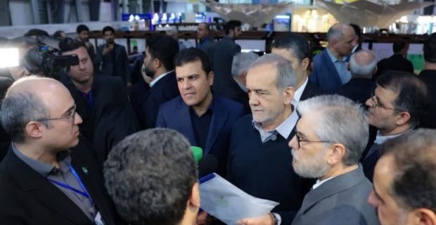 بازدید ویژه رییس جمهور از غرفه پارک علم و فناوری گیلان بازدید ویژه رییس جمهور از غرفه پارک علم و فناوری گیلان