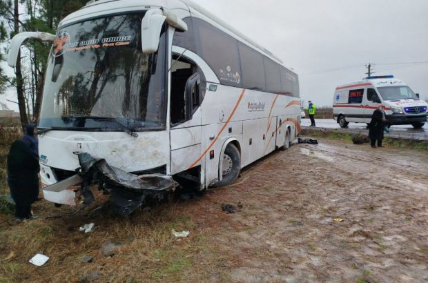 امدادرسانی کارشناسان مرکز اورژانس گیلان به مصدومان تصادف دو خودروی اتوبوس و پژو