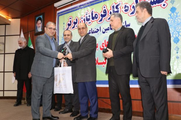 دریافت لوح و تندیس واحد برتر کارفرمایان استان گیلان توسط شرکت سیمان خزر دریافت لوح و تندیس واحد برتر کارفرمایان استان گیلان توسط شرکت سیمان خزر