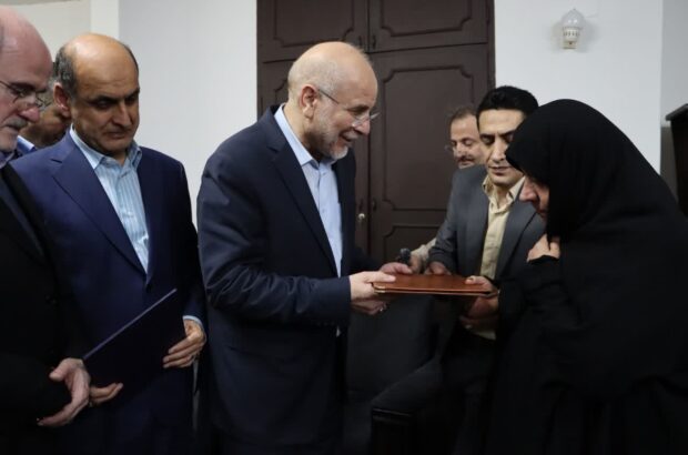 دیدار رئیس مجلس شورای اسلامی و استاندار گیلان با خانواده شهید حسین املاکی دیدار رئیس مجلس شورای اسلامی و استاندار گیلان با خانواده شهید حسین املاکی