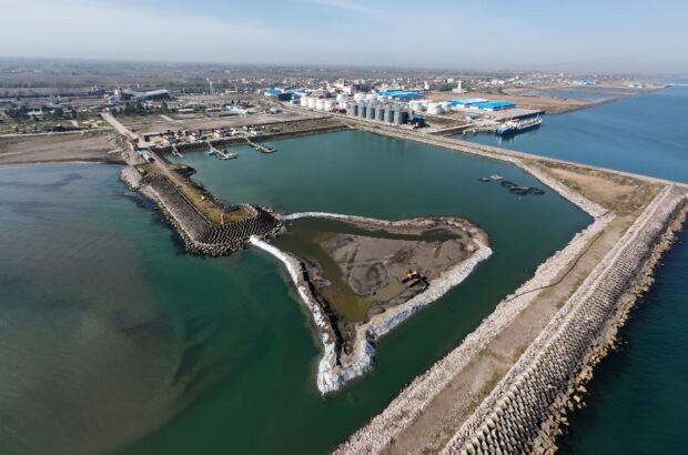 آغاز عملیات لایروبی اسكله مارینا بعد از ركود در راستای كمك به فعالین اقتصادی