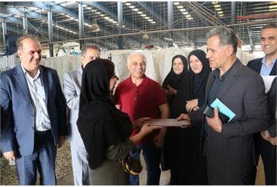 دختران کارگر کارخانه پینک تجلیل شدند دختران کارگر کارخانه پینک تجلیل شدند