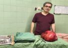 خارج کردن توده سنگین از شکم بیمار پس از سالها درد خارج کردن توده سنگین از شکم بیمار پس از سالها درد