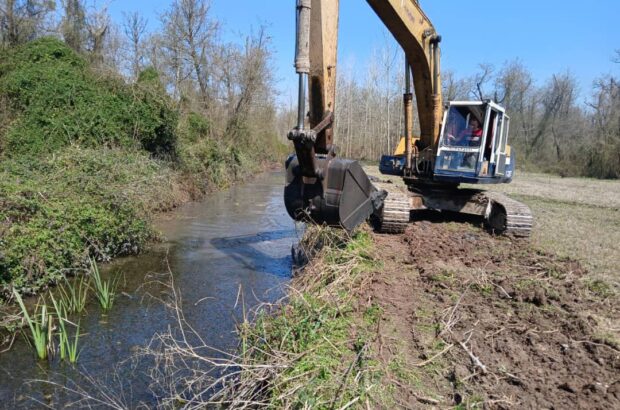 لایروبی انهار كشاورزی در ۱۲ روستای منطقه آزاد انزلی با اعتبار ۱۰ میلیارد ریال انجام شد لایروبی انهار كشاورزی در ۱۲ روستای منطقه آزاد انزلی با اعتبار ۱۰ میلیارد ریال انجام شد