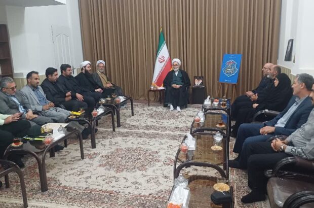 تجلیل از خانواده شهید کانون های فرهنگی هنری مساجد گیلان تجلیل از خانواده شهید کانون های فرهنگی هنری مساجد گیلان