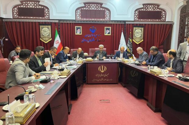 بررسی وضعیت اقتصادی گیلان در نشست مجمع نمایندگان و استاندار استان با وزیر اقتصاد در تهران