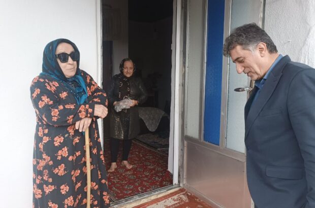 در روزی به افتخار روشندلان و چشمهایی که به دل میبینند؛ فرماندار رودسر به خانه بانوی نابینا رفت در روزی به افتخار روشندلان و چشمهایی که به دل میبینند؛ فرماندار رودسر به خانه بانوی نابینا رفت