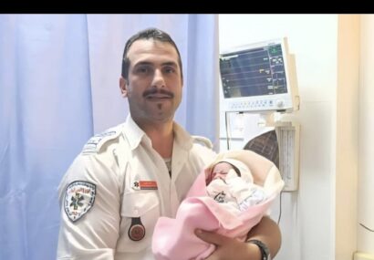 تولد نوزاد در خودروی شخصی مددجو با کمک اورژانس تولد نوزاد در خودروی شخصی مددجو با کمک اورژانس